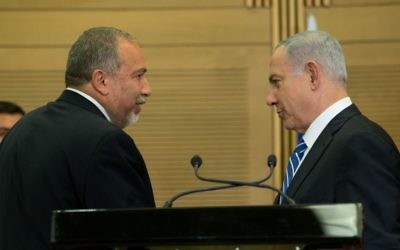 Le Premier ministre Benjamin Netanyahu (à droite) et le ministre de la Défense Avigdor Liberman (à gauche) lors d'une conférence de presse à la Knesset, le lundi 30 mai 2016 (Crédit : Yonatan Sindel / Flash90)