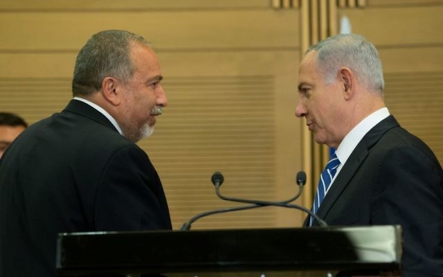 Le Premier ministre Benjamin Netanyahu (à droite) et le ministre de la Défense Avigdor Liberman (à gauche) lors d'une conférence de presse à la Knesset, le lundi 30 mai 2016 (Crédit : Yonatan Sindel / Flash90)