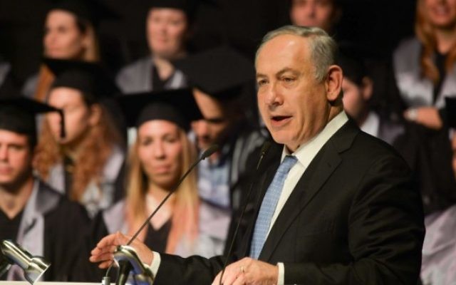 Le Premier ministre Benjamin Netanyahu pendant la première cérémonie de remise de diplômes de la faculté de médecine de l'université Bar-Ilan à Safed, le 1er juin 2016. (Crédit : Amos Ben Gershom/GPO)