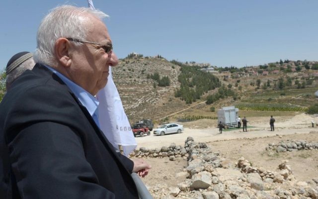 Le président Reuven Rivlin en visite au Conseil régional du Binyamin, en Cisjordanie, le 6 juin 2016. (Crédit : Mark Neyman/GPO) Le président Reuven Rivlin en visite au Conseil régional du Binyamin, en Cisjordanie, le 6 juin 2016. (Crédit : Mark Neyman/GPO)