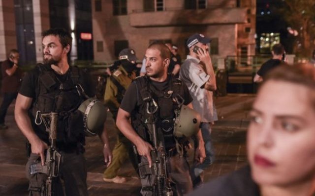 Les forces de sécurité israéliennes sur les lieux d'un attentat terroriste au marché Sarona de Tel Aviv, le 8 juin 2016. (Crédit : Ben Kelmer/Flash90)