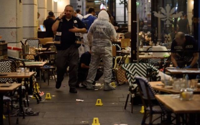 Les forces de sécurité israéliennes sur les lieux d'un attentat terroriste au marché Sarona de Tel Aviv, le 8 juin 2016. (Crédit photo: Gili Yaari/Flash90) Les forces de sécurité israéliennes sur les lieux d'un attentat terroriste au marché Sarona de Tel Aviv, le 8 juin 2016. (Crédit photo: Gili Yaari/Flash90)