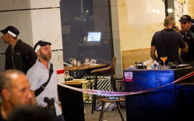 Les forces de sécurité israéliennes sur les lieux d'un attentat terroriste au marché Sarona de Tel Aviv, le 8 juin 2016. (Crédit : Miriam Alster/Flash90)