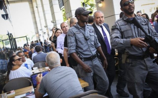 Le ministre de la Défense Avigdor Liberman au marché Sarona de Tel Aviv, au lendemain d'une fusillade terroriste, le 9 juin 2016. (Crédit : Miriam Alster/Flash90)