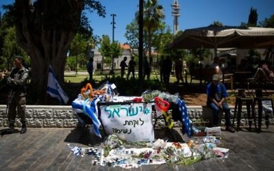 Des fleurs et des bougies forment un mémorial improvisé à l'emplacement d'un attentat au marché Sarona de Tel Aviv, le 10 juin 2016, deux jours après que deux Palestiniens aient tué quatre Israéliens. (Crédit : Miriam Alster/Flash90)