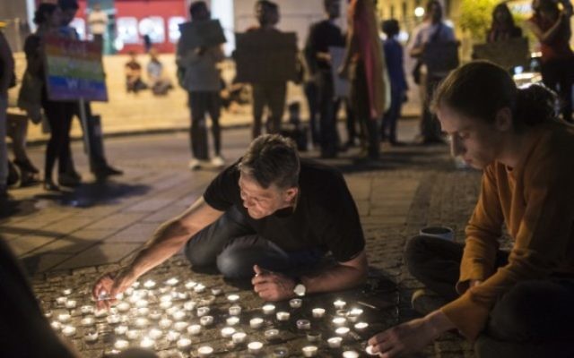De jeunes militants israéliens LGBT allument des bougies pendant un rassemblement sur la place Zion de Jérusalem en solidarité avec les victimes de la fusillade terroriste d'Orlando, le 12 juin 2016. (Crédit : Hadas Parush/Flash90) De jeunes militants israéliens LGBT allument des bougies pendant un rassemblement sur la place Zion de Jérusalem en solidarité avec les victimes de la fusillade terroriste d'Orlando, le 12 juin 2016. (Crédit : Hadas Parush/Flash90)