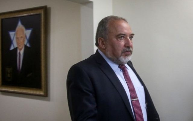 Le ministre de la Défense Avigdor Liberman avant la réunion hebdomadaire du cabinet dans les bureaux du Premier ministre à Jérusalem, le 13 juin 2016. (Crédit : Marc Israel Sellem)