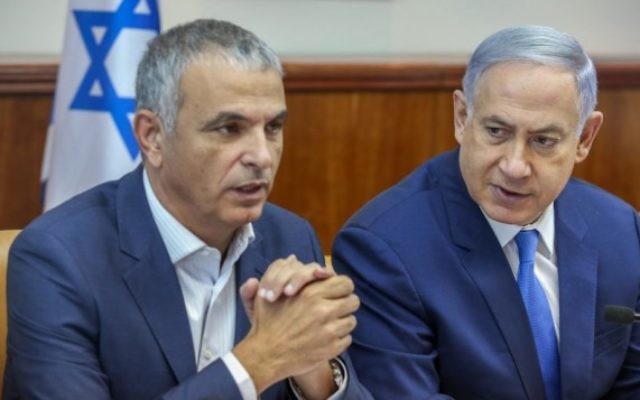 Le Premier ministre Benjamin Netanyahu et le ministre des Finances Moshe Kahlon pendant la réunion hebdomadaire du gouvernement à Jérusalem, le 13 juin 2016. (Crédit : Marc Israel Sellem/Pool) Le Premier ministre Benjamin Netanyahu et le ministre des Finances Moshe Kahlon pendant la réunion hebdomadaire du gouvernement à Jérusalem, le 13 juin 2016. (Crédit : Marc Israel Sellem/Pool)