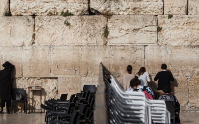 Hommes et femmes priant de part et d'autre de la séparation au mur Occidental, le 14 juin 2016. (Crédit : Wajsgras/Flash90) Hommes et femmes priant de part et d'autre de la séparation au mur Occidental, le 14 juin 2016. (Crédit : Wajsgras/Flash90)