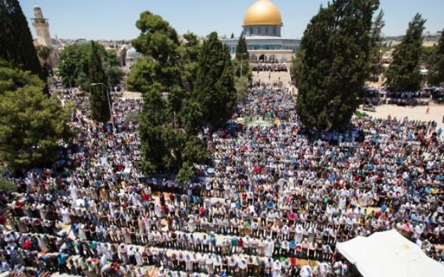 Des milliers de musulmans prient devant le Dôme du Rocher sur le complexe appelé al-Haram al-Sharif par les musulmans et mon du Temple par les juifs, le deuxième vendredi du mois saint de Ramadan, dans la Vieille Ville de Jérusalem, le 17 juin 2016. (Crédit : Suliman Khader/Flash90) Des milliers de musulmans prient devant le Dôme du Rocher sur le complexe appelé al-Haram al-Sharif par les musulmans et mon du Temple par les juifs, le deuxième vendredi du mois saint de Ramadan, dans la Vieille Ville de Jérusalem, le 17 juin 2016. (Crédit : Suliman Khader/Flash90)