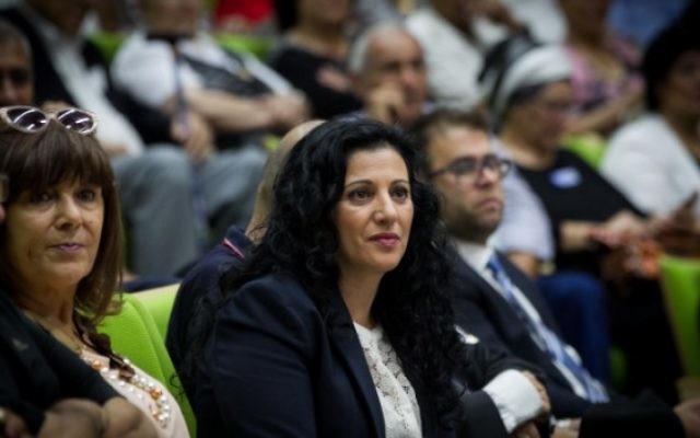 Nurit Koren, députée du Likud, pendant une conférence sur l'affaire des enfants yéménites à la Knesset, le 21 juin 2016. (Crédit : Miriam Alster/Flash90)