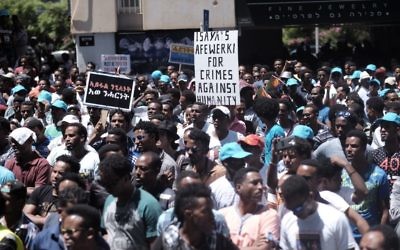 Des migrants érythréens manifestent devant l'ambassade de l'Union européenne à Ramat Gan, près de Tel Aviv, demandant à l'UE de juger les dirigeants érythréens pour crimes contre l'humanité, le 21 juin 2016 (Crédit : Tomer Neuberg/Flash90)