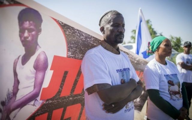 Les amis et la famille d'Avraham Mengistu manifestent devant les bureaux du Premier ministre à Jérusalem, le 26 juin 2016. (Crédit : Yonatan Sindel/Flash90)