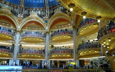L'intérieur des Galeries Lafayette Haussmann, une création de l'architecte Chanut. (Crédits : Wiki Commons)