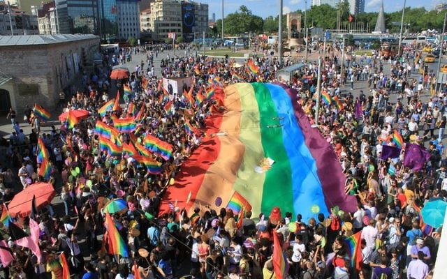 Illustration : la Gay Pride d'Istanbul sur la place Taksim, en 2011. (Crédits : Wikipedia) Illustration : la Gay Pride d'Istanbul sur la place Taksim, en 2011. (Crédits : Wikipedia)