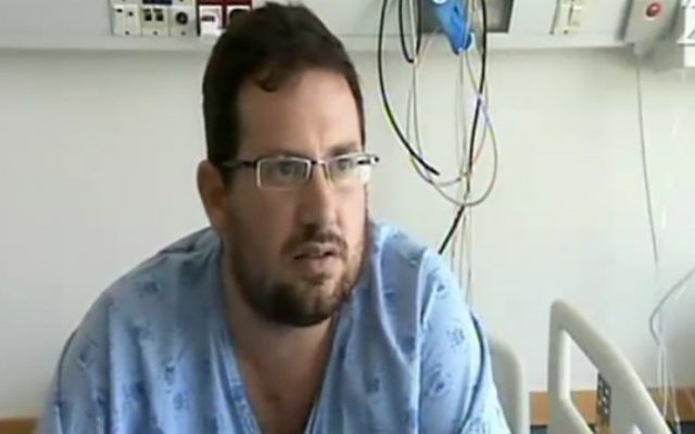 Hagai Klein a été blessé pendant l'attentat terroriste de Sarona, à Tel Aviv, le 8 juin 2016. Il est vu attaquer l'un des terroristes avec une chaise dans les vidéos de l'attentat enregistrées par les caméras de sécurité. (Crédit : capture d'écran Deuxième chaîne)