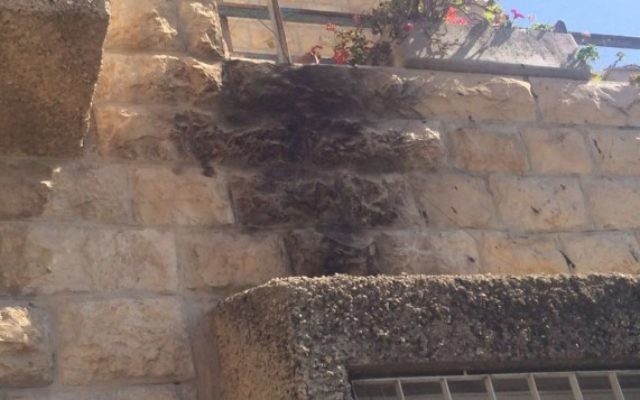 Dégâts de feu sur une maison dans le quartier Armon Hanatziv de Jérusalem causée par une bombe incendiaire le 17 juin 2016. (Police israélienne)