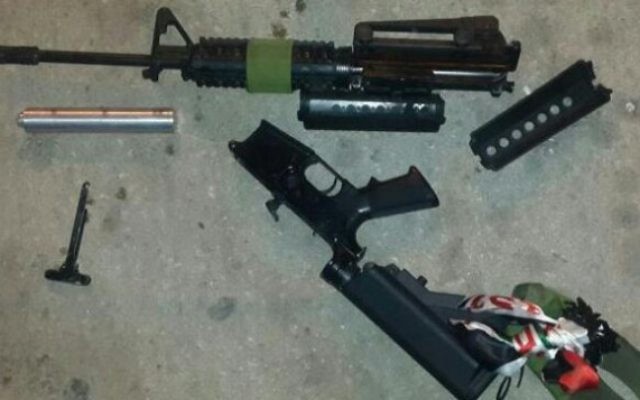 Un fusil M-16 retrouvé dans le coffre d'une voiture palestinienne le 19 juin 2016. (Photo: porte-parole de la police)