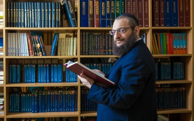 Le rabbin Boruch Gorin est l'éditeur de Knizhniki, une maison d'édition basée à Moscou qui travaille à traduire du yiddish vers le russe (Crédit : autorisation)