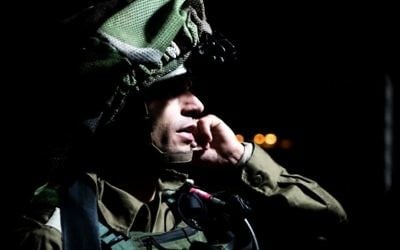 Soldat israélien à Yatta, près de Hébron, après un attentat au marché Sarona de Tel Aviv par deux terroristes originaires du village, dans la nuit du 8 au 9 juin 2016. (Crédit : armée israélienne)