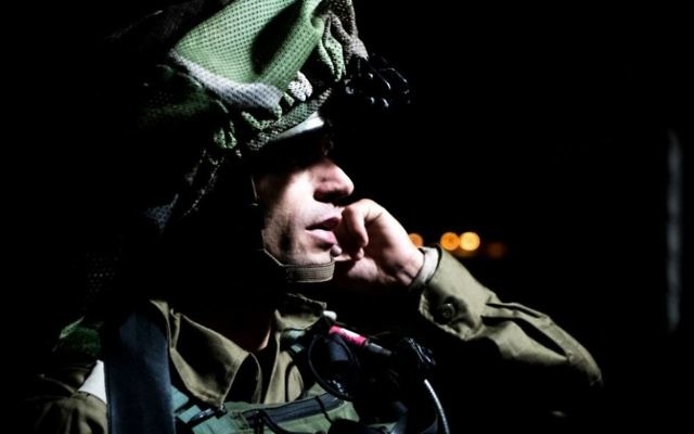 Soldat israélien à Yatta, près de Hébron, après un attentat au marché Sarona de Tel Aviv par deux terroristes originaires du village, dans la nuit du 8 au 9 juin 2016. (Crédit : armée israélienne) Soldat israélien à Yatta, près de Hébron, après un attentat au marché Sarona de Tel Aviv par deux terroristes originaires du village, dans la nuit du 8 au 9 juin 2016. (Crédit : armée israélienne)