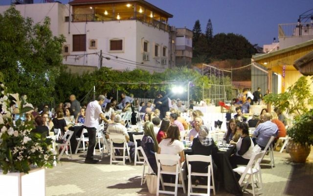 Juifs et arabes partagent un iftar (repas de rupture du jeûne) pendant le mois de Ramadan, à Tayibe, le 9 juin 2016. (Crédit : Dov Lieber/Times of Israel)