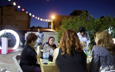 Juifs et arabes partagent un iftar (repas de rupture du jeûne) pendant le mois de Ramadan, à Tayibe, le 9 juin 2016. (Crédit : Dov Lieber/Times of Israel) Juifs et arabes partagent un iftar (repas de rupture du jeûne) pendant le mois de Ramadan, à Tayibe, le 9 juin 2016. (Crédit : Dov Lieber/Times of Israel)