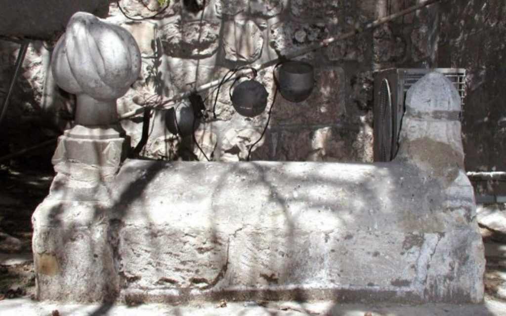 A l'intérieur de la porte, on trouve deux tombes sans noms, décorées avec des turbans de pierre de l'époque ottomane. (Crédits : Shmuel Bar-Am)