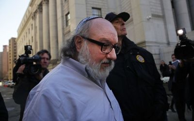 Jonathan Pollard quitte un tribunal new-yorkais après sa libération de prison, le 30 novembre 2015. (Crédit : Spencer Platt/Getty Images/AFP)