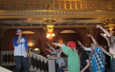Le rappeur juif américain Kosha Dillz à la synagogue Tempel pendant la Nuit des Synagogues à Cracovie, en Pologne, le 4 juin 2016. (Crédit : Ruth Ellen Gruber)