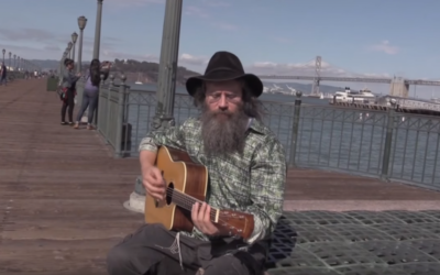 Lazer Lloyd interprète sa chanson Sittin' on the Dock of the Bay, à San Francisco en 2015. (Crédits : YouTube / Lazer Lloyd)