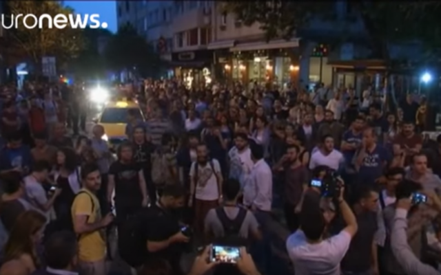 La manifestation organisée en réponse à l'agression des fans, pour défendre le droit à boire de l'alcool dans un pays laïc, a été fortement réprimée. (Crédits : capture d'écran YouTube / Euronews) La manifestation organisée en réponse à l'agression des fans, pour défendre le droit à boire de l'alcool dans un pays laïc, a été fortement réprimée. (Crédits : capture d'écran YouTube / Euronews)