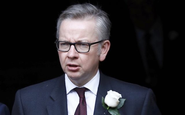 Michael Gove lors d'un service en mémoire de Jo Cox à l'église St Margaret de Londres, le 20 juin 2016. (Crédits : Stefan Wermuth – WPA Pool / Getty Images via JTA) Michael Gove lors d'un service en mémoire de Jo Cox à l'église St Margaret de Londres, le 20 juin 2016. (Crédits : Stefan Wermuth – WPA Pool / Getty Images via JTA)