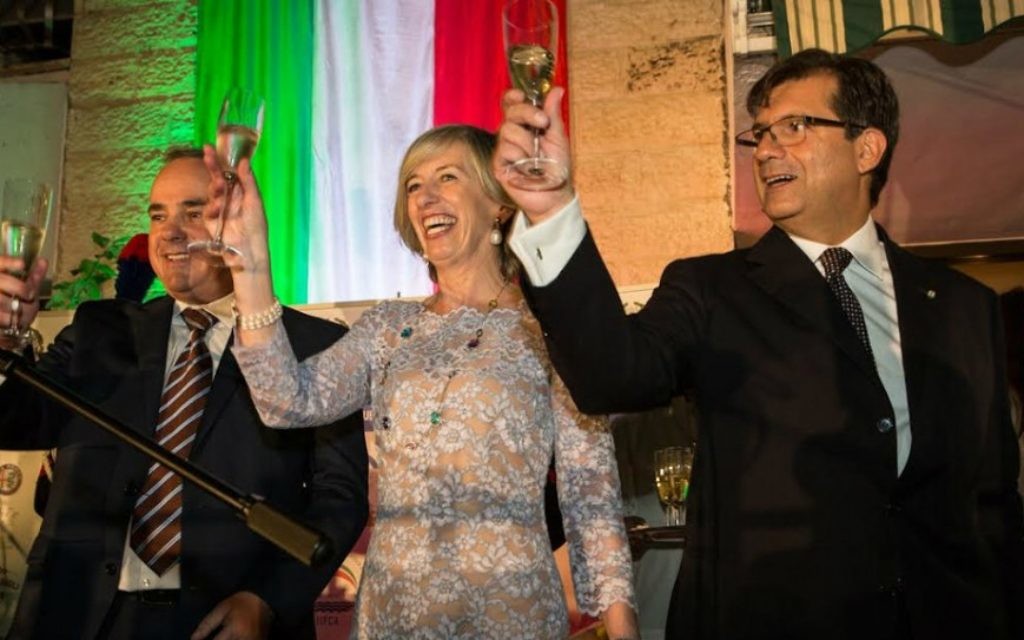 Le ministre israélien de l'énergie Yuval Steinitz (à gauche) lève un un verre aux côtés de la ministre italienne de l'Education, des Universités et de la Recherche Stefania Giannini et de l'ambassadeur Francesco Maria Talo lors de la célébration Festa della Repubblica à la résidence de l'ambassadeur d'Italie à Ramat Gan, le 2 juin 2016 (Photo: Rossella Tercatin / Times of Israel) Le ministre israélien de l'énergie Yuval Steinitz (à gauche) lève un un verre aux côtés de la ministre italienne de l'Education, des Universités et de la Recherche Stefania Giannini et de l'ambassadeur Francesco Maria Talo lors de la célébration Festa della Repubblica à la résidence de l'ambassadeur d'Italie à Ramat Gan, le 2 juin 2016 (Photo: Rossella Tercatin / Times of Israel)