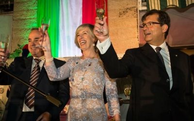 Le ministre israélien de l'énergie Yuval Steinitz (à gauche) lève un un verre aux côtés de la ministre italienne de l'Education, des Universités et de la Recherche Stefania Giannini et de l'ambassadeur Francesco Maria Talo lors de la célébration Festa della Repubblica à la résidence de l'ambassadeur d'Italie à Ramat Gan, le 2 juin 2016 (Photo: Rossella Tercatin / Times of Israel) Le ministre israélien de l'énergie Yuval Steinitz (à gauche) lève un un verre aux côtés de la ministre italienne de l'Education, des Universités et de la Recherche Stefania Giannini et de l'ambassadeur Francesco Maria Talo lors de la célébration Festa della Repubblica à la résidence de l'ambassadeur d'Italie à Ramat Gan, le 2 juin 2016 (Photo: Rossella Tercatin / Times of Israel)