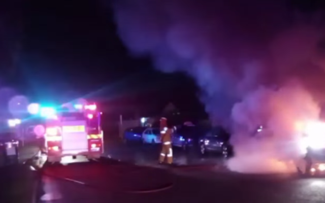 Les pompiers arrivent sur le lieu de l'attaque d'une mosquée près de Perth, en Australie, le 28 juin 2016. (Crédits : capture d'écran YouTube) Les pompiers arrivent sur le lieu de l'attaque d'une mosquée près de Perth, en Australie, le 28 juin 2016. (Crédits : capture d'écran YouTube)