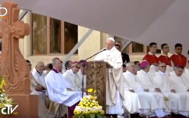 Le pape François célèbre une messe à Gyumri, en Arménie, le 25 juin 2016. (Crédits : capture d'écran YouTube / KTO TV) Le pape François célèbre une messe à Gyumri, en Arménie, le 25 juin 2016. (Crédits : capture d'écran YouTube / KTO TV)