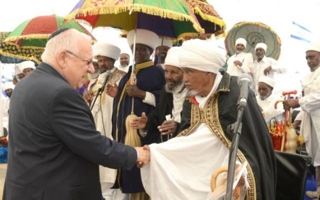 Le président Reuven Rivlin assiste à une cérémonie en mémoire des juifs éthiopiens morts en chemin vers Israël entre 1979 et 1990, à Jérusalem, le 5 juin 2016. (Crédit : GPO) Le président Reuven Rivlin assiste à une cérémonie en mémoire des juifs éthiopiens morts en chemin vers Israël entre 1979 et 1990, à Jérusalem, le 5 juin 2016. (Crédit : GPO)