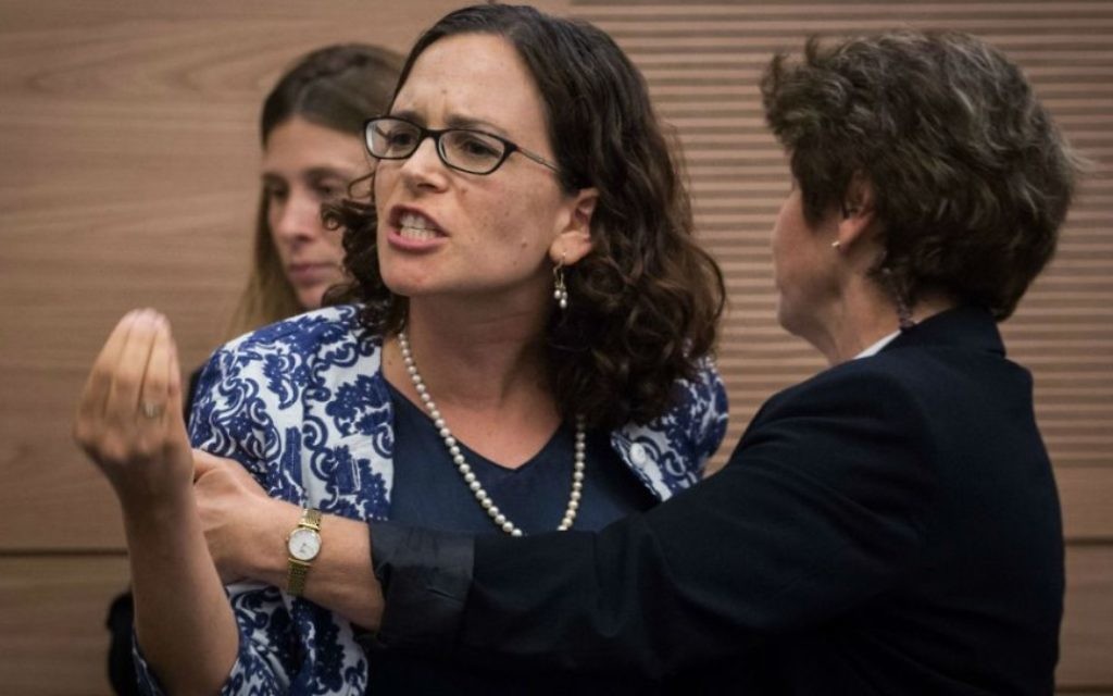 La députée Rachel Azaria (Koulanou) est expulsée de la séance de la commission  des Affaires intérieures consacrée à une proposition de loi pour modifier les règlements de l'utilisation des bains rituels, le 6 juin 2016. (Crédit : Hadas Parush/Flash90)
