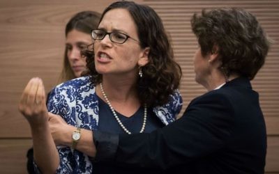 La députée Rachel Azaria (Koulanou) est expulsée de la séance de la commission  des Affaires intérieures consacrée à une proposition de loi pour modifier les règlements de l'utilisation des bains rituels, le 6 juin 2016. (Crédit : Hadas Parush/Flash90)