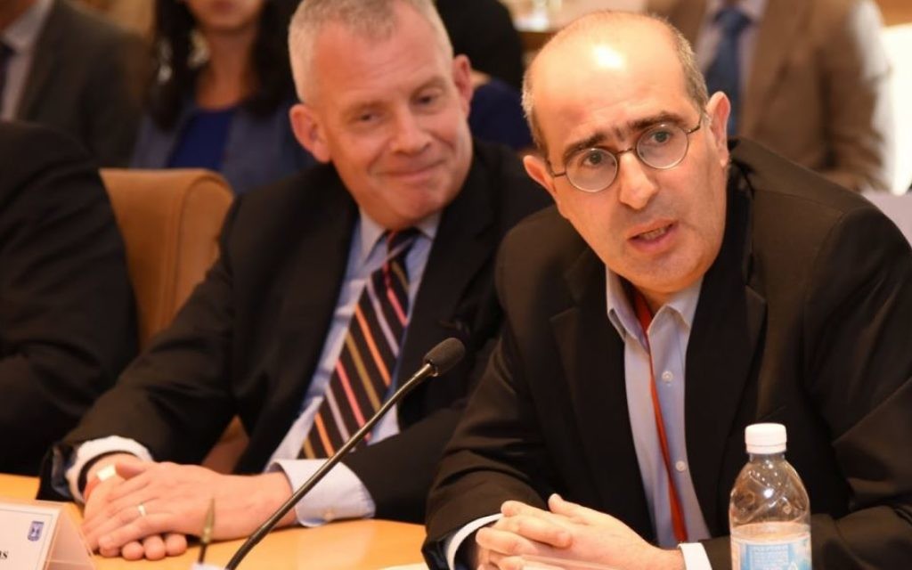 Le directeur des opérations de l'Organisation juive mondiale pour la restitution donne un discours au Forum international de coordination pour la restitution des biens de la période de la Shoah, à Jérusalem, le 8 juin 2016. (Crédits : Elram Mandel / Ministère des Affaires étrangères)