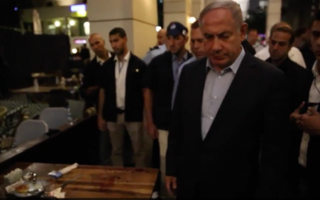 Le Premier ministre Benjamin Netanyahu sur les lieux d'un attentat au marché Sarona de Tel Aviv, le 8 juin 2016. (Crédit : bureau du Premier ministre) Le Premier ministre Benjamin Netanyahu sur les lieux d'un attentat au marché Sarona de Tel Aviv, le 8 juin 2016. (Crédit : bureau du Premier ministre)
