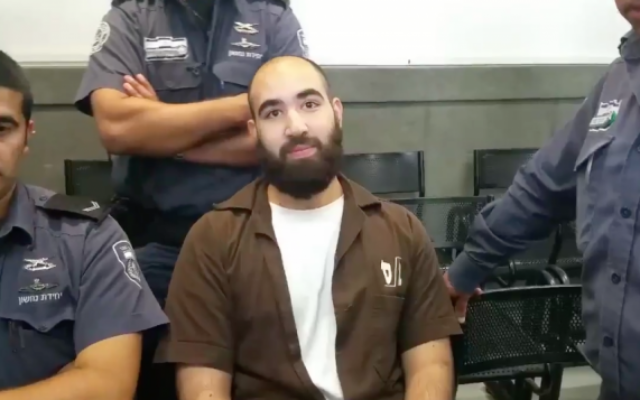 Ibrahim Hassan Yussef Ighbariah, habitant de 23 ans d'Umm al-Fahm, devant la cour du district de Haïfa, le 29 juin 2016. Il est accusé d'avoir tenté de rejoindre le groupe Etat islamique en Syrie. (Crédit : Twitter) Ibrahim Hassan Yussef Ighbariah, habitant de 23 ans d'Umm al-Fahm, devant la cour du district de Haïfa, le 29 juin 2016. Il est accusé d'avoir tenté de rejoindre le groupe Etat islamique en Syrie. (Crédit : Twitter)