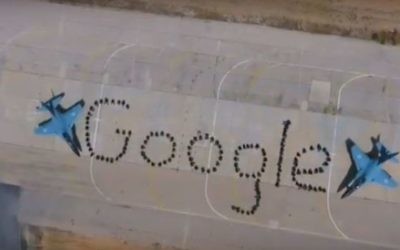 Des soldats de la base d'Hatzerim se disposent de façon à former le mot Google, pour la visite d'Eric Schmidt, en juin 2016. (Crédits : capture d'écran YouTube / Tsahal)