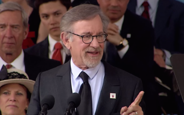 Steven Spielberg à Harvard, le 26 mai 2016. (Crédit : capture d'écran/YouTube) Steven Spielberg à Harvard, le 26 mai 2016. (Crédit : capture d'écran/YouTube)