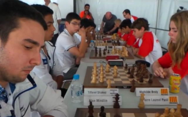 Le joueur d'échecs israélien Alon Mindlin lors du tournoi européen des jeunes à Bastia, en Corse, le 9 juin 2016. (Crédits : capture d'écran YouTube / Corse Net Infos)