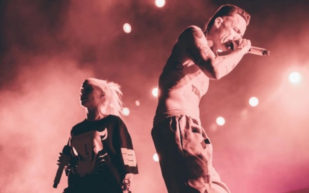 Yo-Landi Visser et Ninja sur scène en Israël, le 8 juin 2016. (Crédit : Orit Pnini) Yo-Landi Visser et Ninja sur scène en Israël, le 8 juin 2016. (Crédit : Orit Pnini)