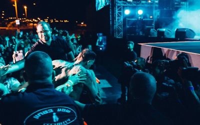 Le leader de Die Antwoord, Ninja, émerge du public pendant leur concert à Rishon Lezion, le 8 juin 2016. (Crédit  : Orit Pnini)