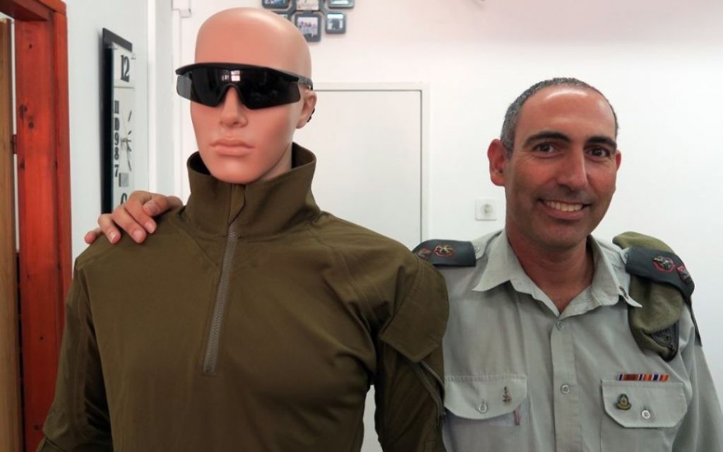 Le lieutenant colonel Liron Segal, qui dirige la Branche de l'équipement de protection du personnel, présente un nouvel uniforme et les nouvelles paires de lunettes de protection développés par son unité. (Crédit : Luke Tress/Times of Israel)