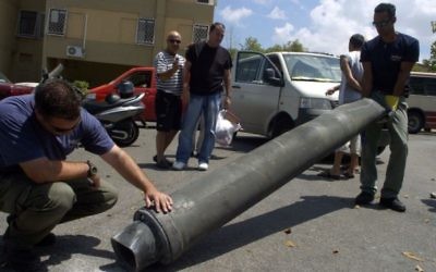 Des experts en explosifs israéliens inspectent une roquette du Hezbollah après son atterrissage à Haïfa, dans le nord d'Israël, le 9 août 2006. (Crédit : Max Yelinson/Flash90)